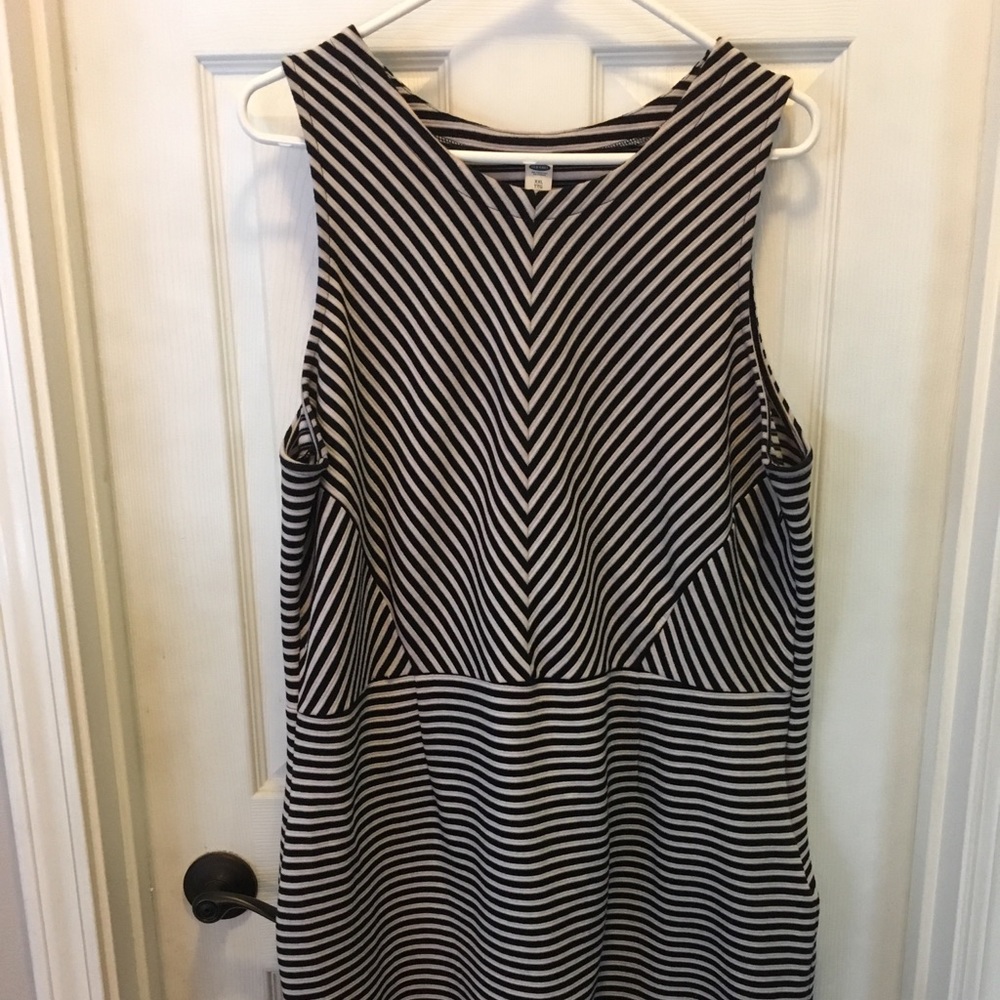 Old Navy Sleeveless Ponte-Knit Sheath Dress